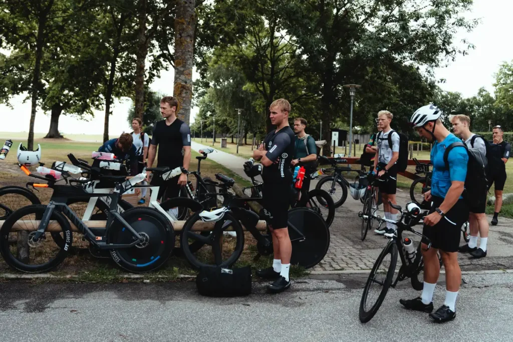 Cykelryttere samles med deres racercykler før træning - Coach Lykke Endurance Cykelryttere samles med deres racercykler før en fælles tur – cykling events med træning og sparring