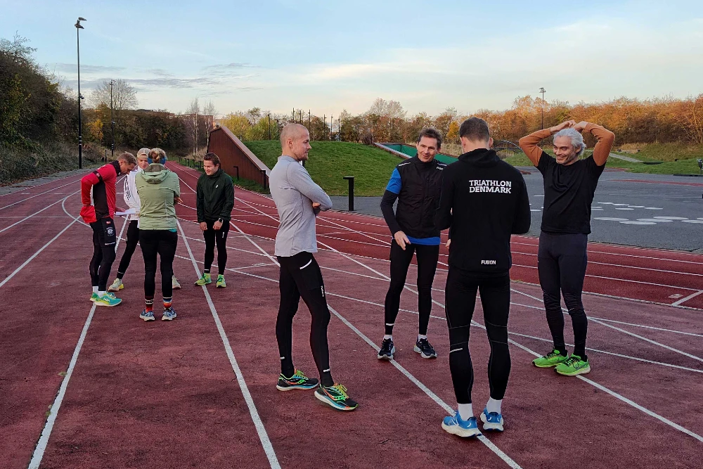 5 km test: løbeevent - Coach Lykke Endurance Løbere samlet på en atletikbane før en fælles 5 km test – løbe-events med træning og fællesskab