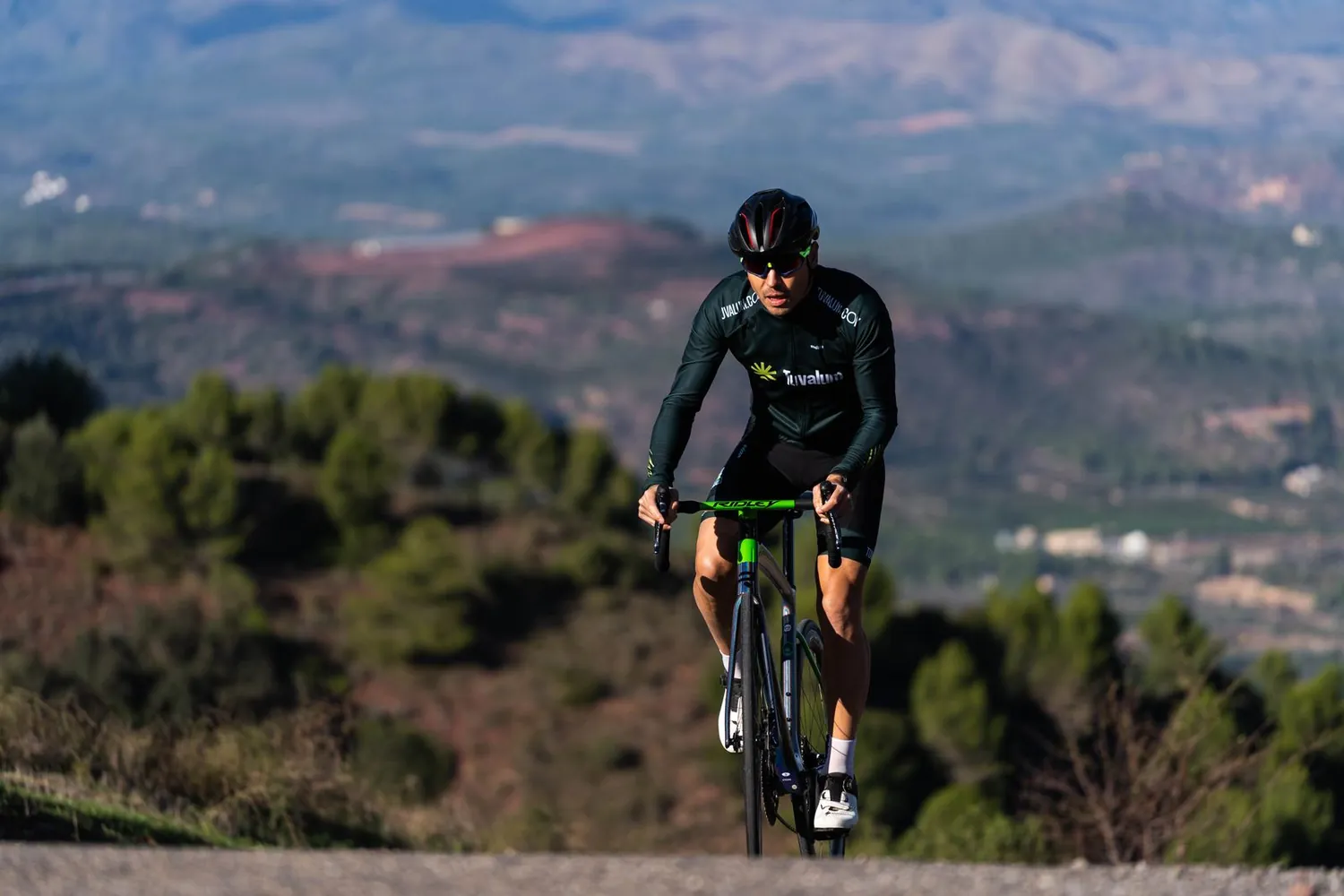 Borg skala – cykelrytter på en hård stigning - Coach Lykke Endurance 30/15 intervaller: cykelrytter kører hårdt op ad bakke og mærker anstrengelsen