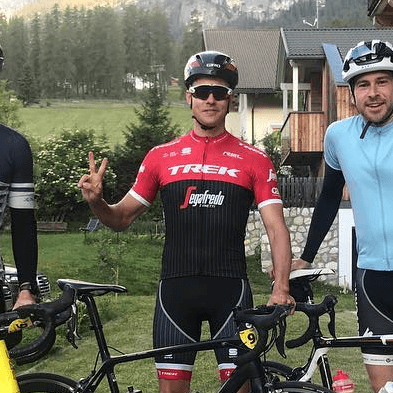 Thomas Lykke Sørensen iført cykeltøj foran sin cykel – personlig cykeltræner med fokus på struktureret cykeltræning i naturskønne omgivelser.