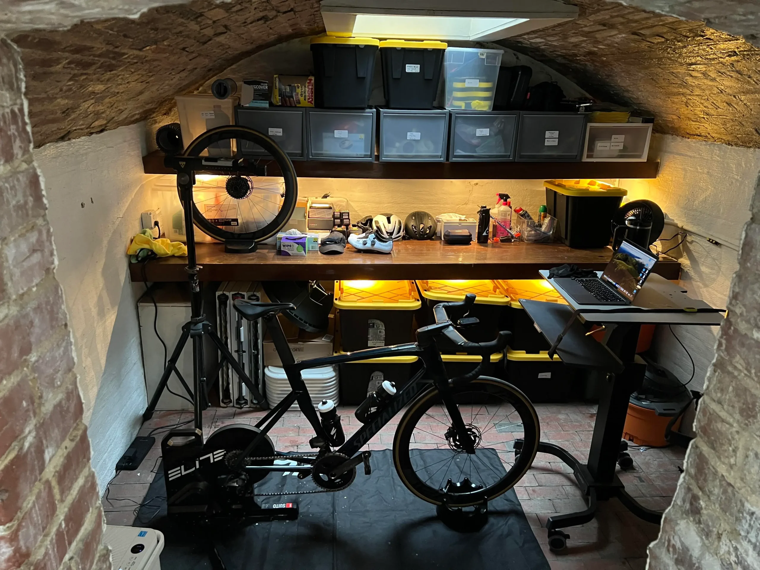 Indendørs cykelsetup til triatlontræning med hometrainer, wattmåler og struktureret udstyr – ideelt til målrettet cykeltræning i triatlon.