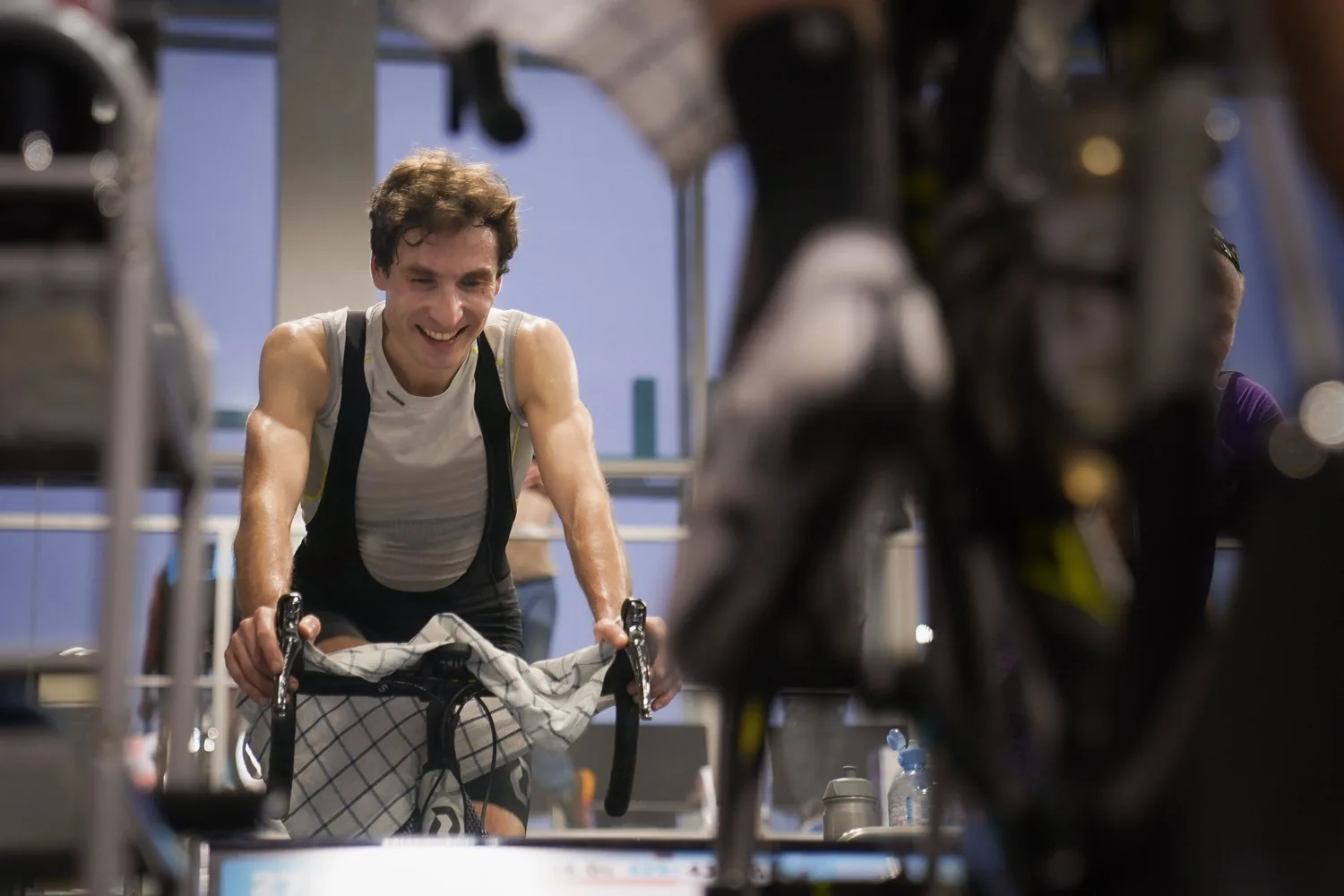 FTP test: cykelrytter giver den fuld gas på en indendørscykel