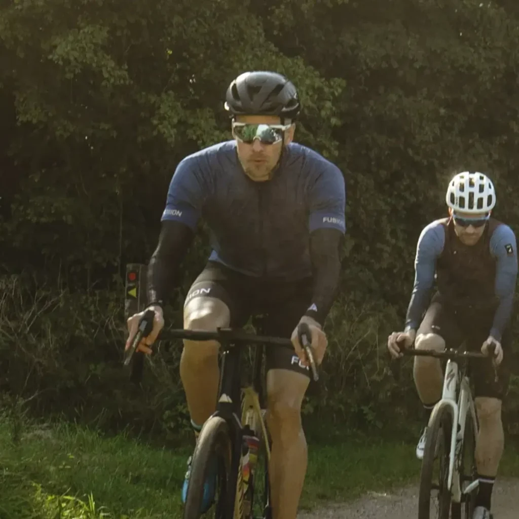 Personen bag dit gravel træningsprogram - Coach Lykke Endurance Thomas Lykke Sørensen på gravelcykel på grussti – personen bag dit gravel træningsprogram