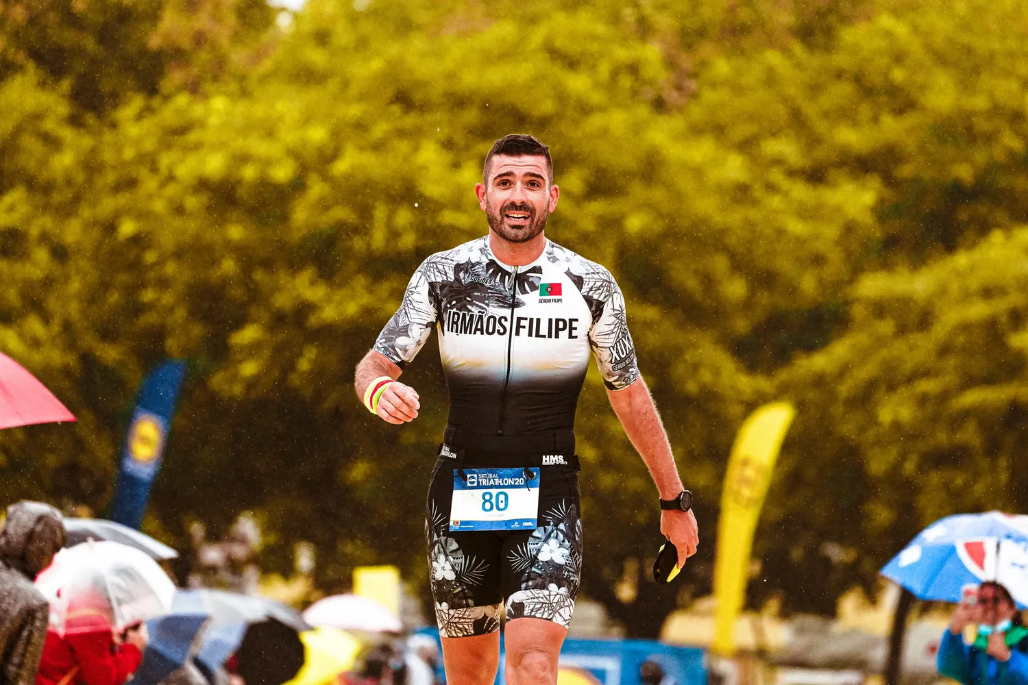 Hvad er en Ironman: triatlet med startnummer - Coach Lykke Endurance Hvad består en Ironman af: smilende triatlet med startnummer på løberuten