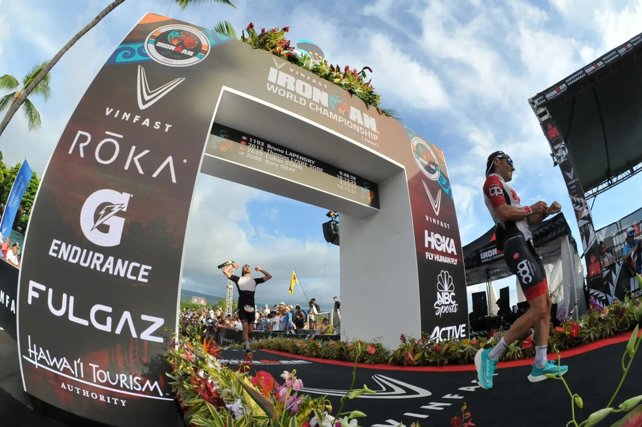 Ironman-atlet krydser målstregen ved Ironman World Championship på Hawaii efter en legendarisk præstation.