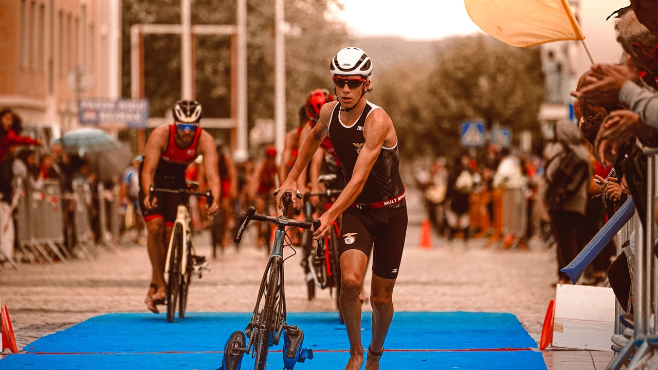 Ironman skader - Coach Lykke Endurance Ironman skader: triatlet løber med cyklen gennem skiftezonen under et triatlonløb