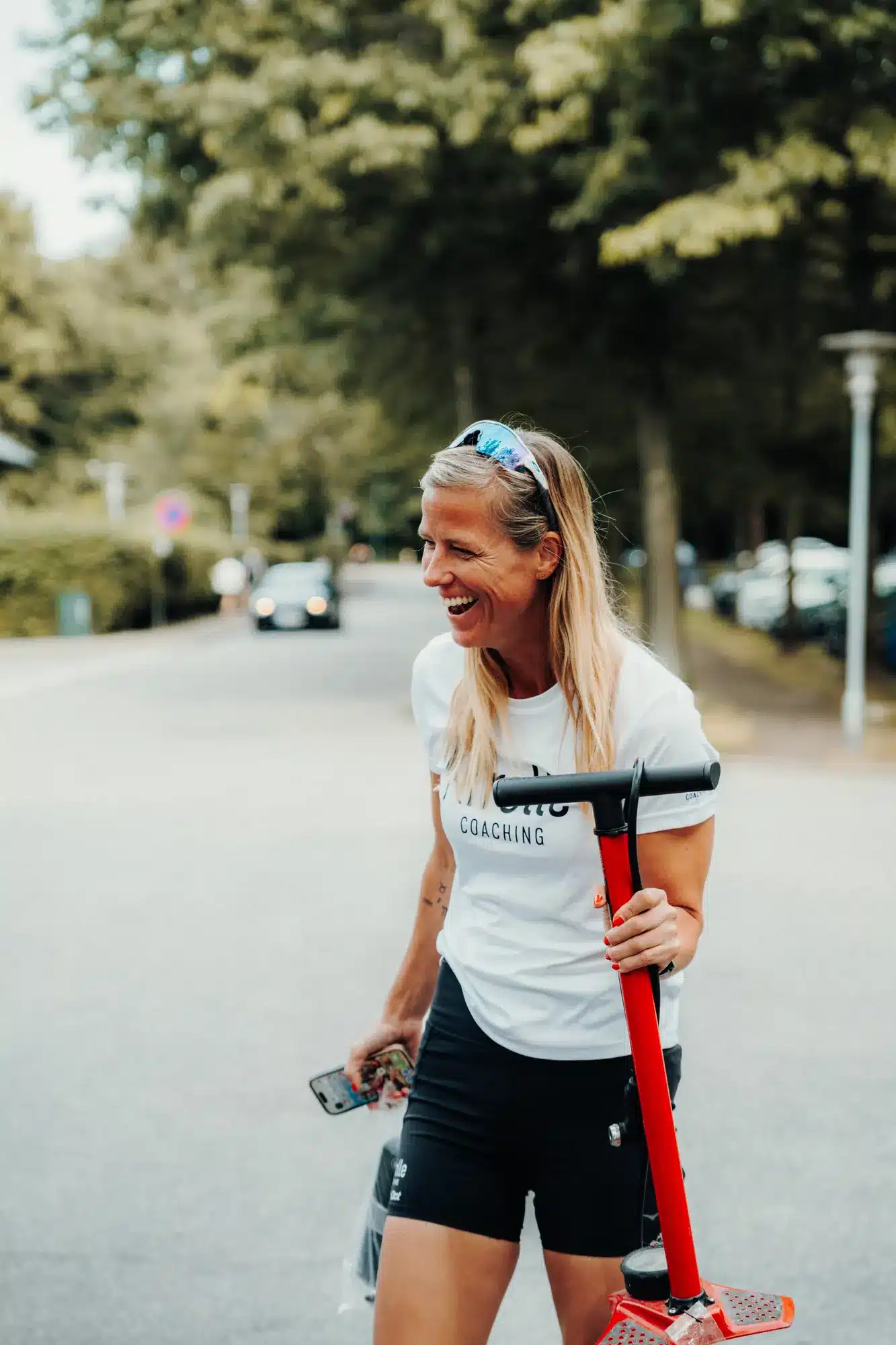 Laktattest cykling: rytter pumper cyklen - Coach Lykke Endurance Cykelrytter pumper dækkene før en laktattest til cykling
