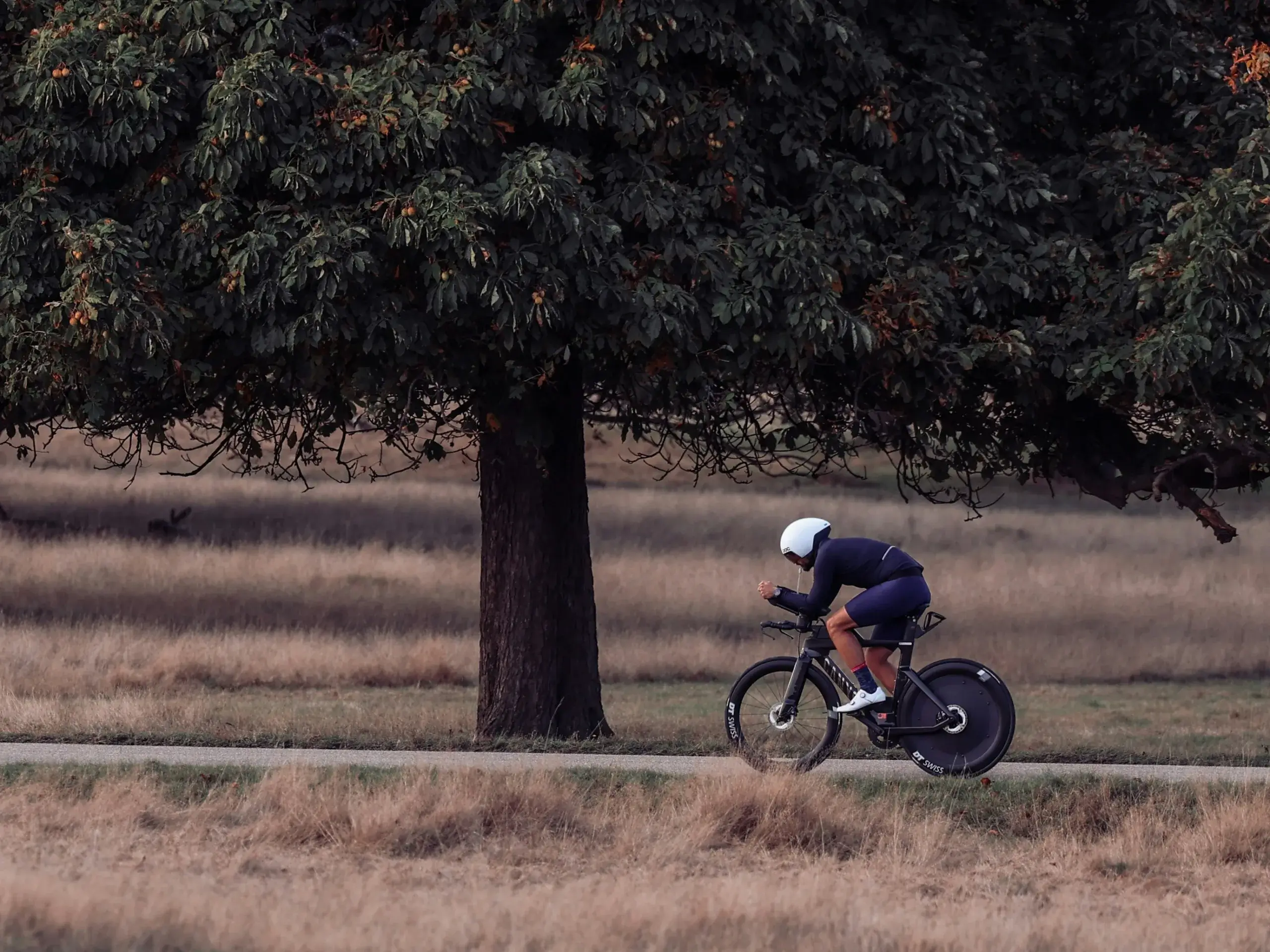 Ironman-triatlet på triatloncykel med pladehjul og laver laktattest - Coach Lykke Endurance Rytter på tidskørselscykel med pladehjul – laktattest til cykling giver præcise zoner