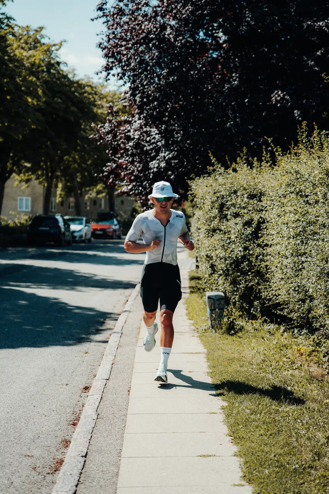 Løber i roligt tempo på fortov - Coach Lykke Endurance Løber i roligt tempo på fortov – zone 2-træning ud fra en laktattest til løb
