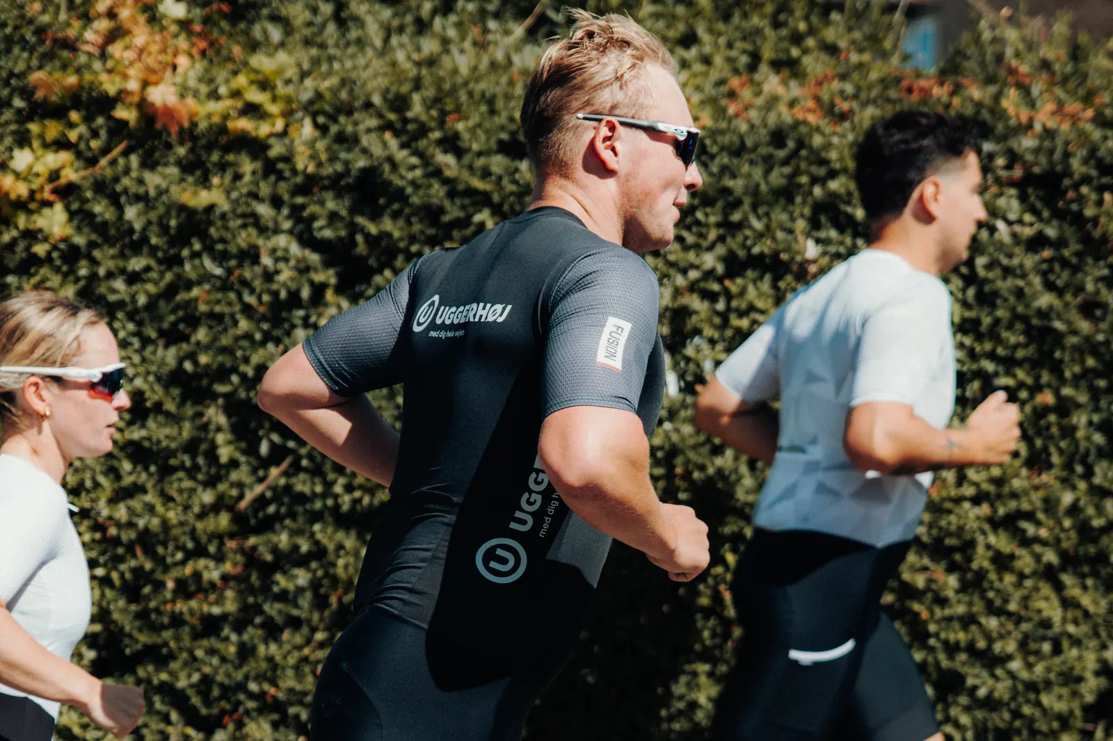 Løbere holder tempo - Coach Lykke Endurance Pacing-strategi: løbere holder jævnt tempo på en dansk villavej