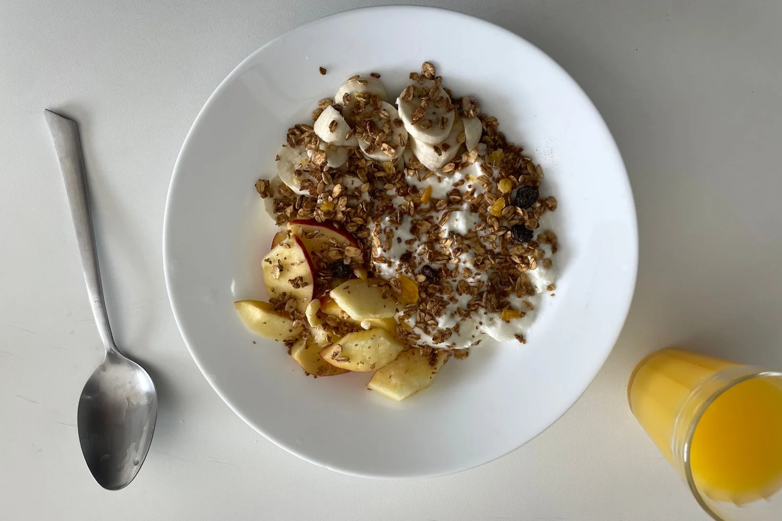 Spise inden løb – morgenmad med müsli, banan og juice - Coach Lykke Endurance Spise inden løb: morgenmad med yoghurt, müsli, banan og æble samt et glas juice