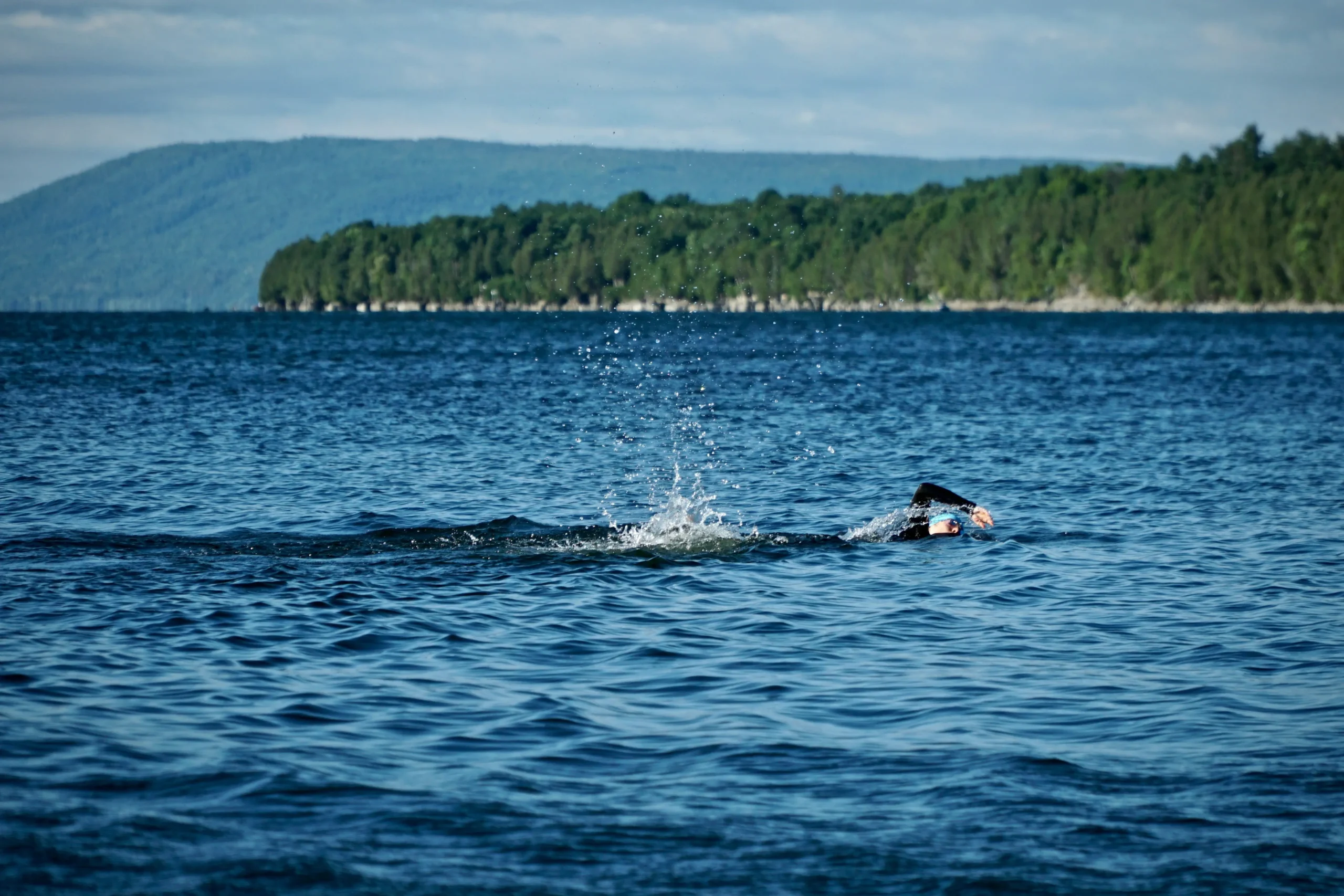 Triatlet i våddragt under open water-svømning – første disciplin før cykeltræning i triatlon og vigtig del af race-forberedelse
