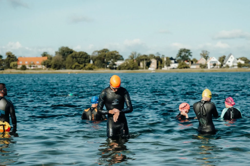 Triatlon træningsprogram – triatleter går ud i åbent vand - Coach Lykke Endurance Triatleter i våddragt går ud i åbent vand – triatlon træningsprogram