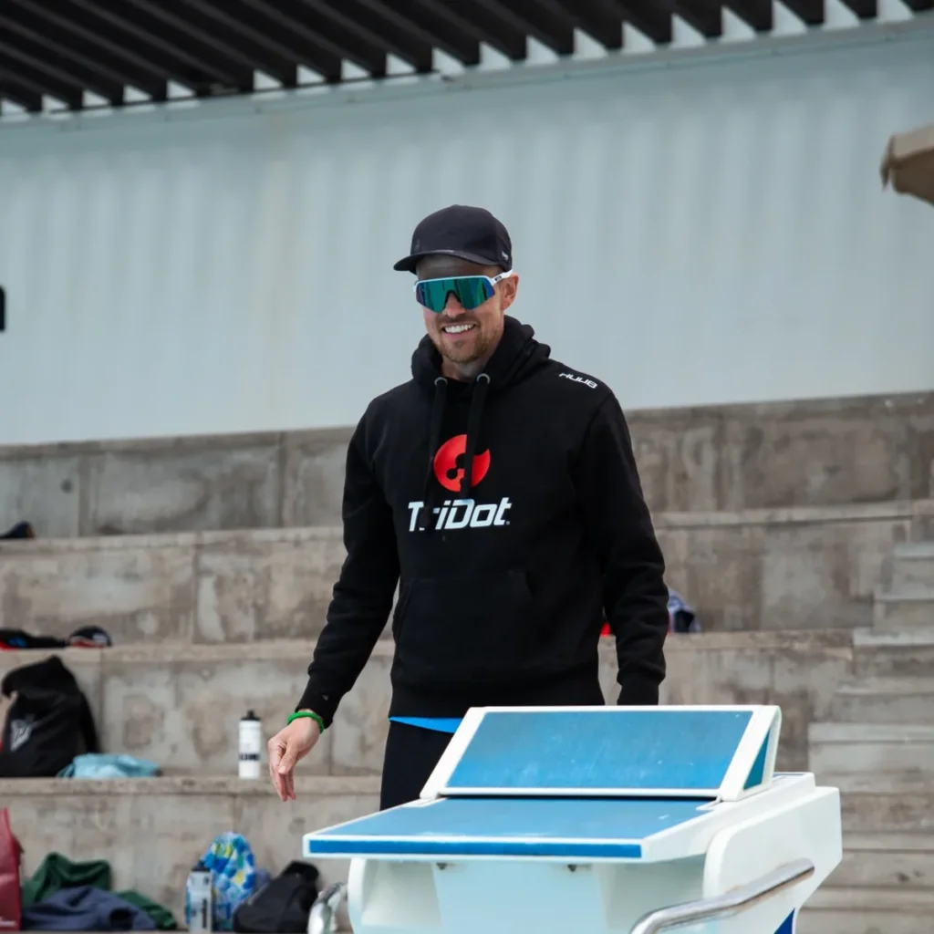 Online coaching med TriDot og Thomas Lykke Sørensen - Coach Lykke Endurance Thomas Lykke Sørensen i TriDot-hoodie ved bassinet på Club La Santa – online coaching med TriDot