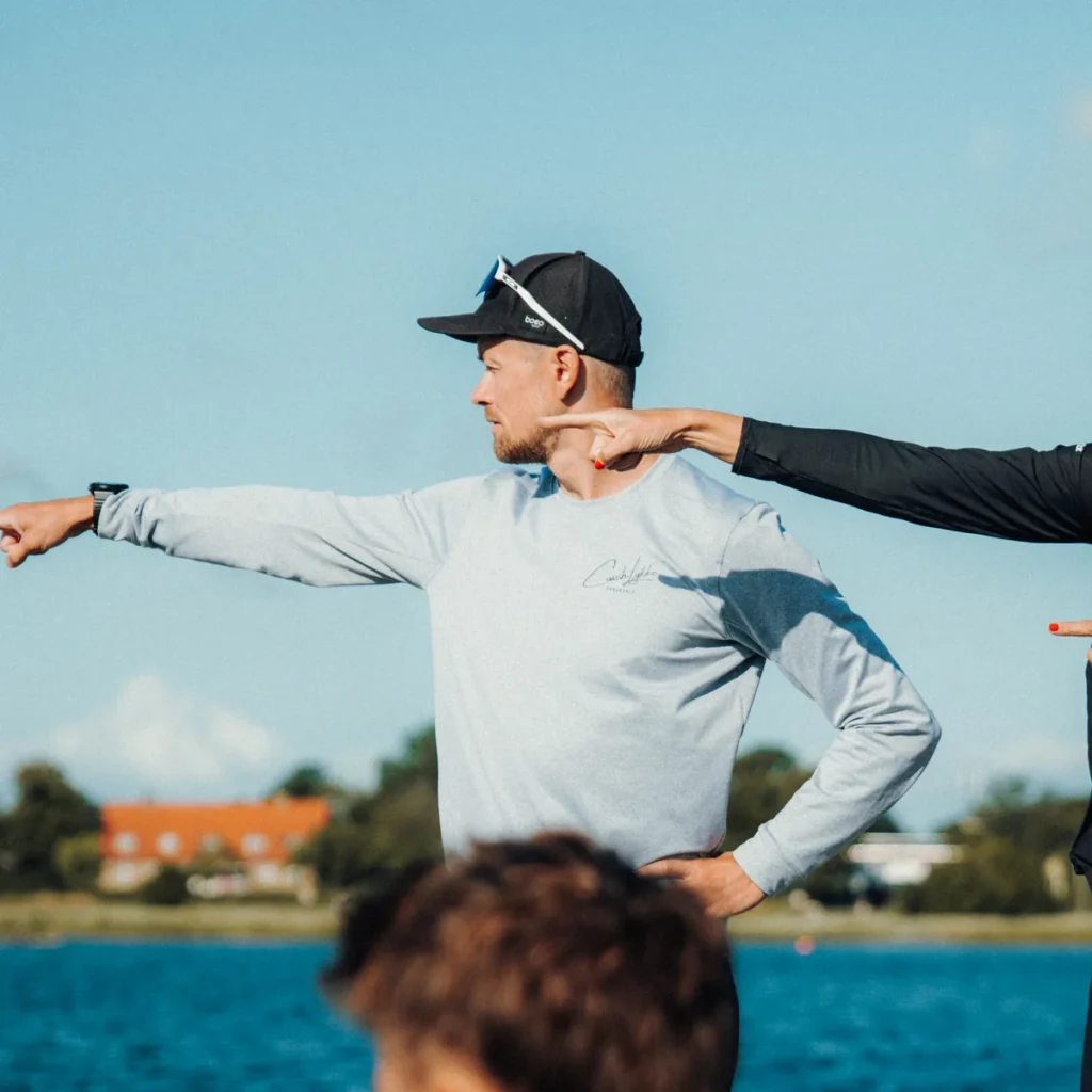 Træningsdag ved havnen med Thomas Lykke Sørensen - Coach Lykke Endurance Thomas Lykke Sørensen viser atleter vej ved havnen på en træningsdag med Coach Lykke Endurance