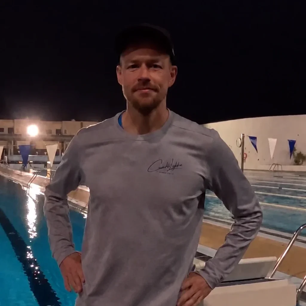 Videointerview med Thomas Lykke Sørensen - Coach Lykke Endurance Triatlontræner Thomas Lykke Sørensen ved bassinet om aftenen – videointerview om online coaching
