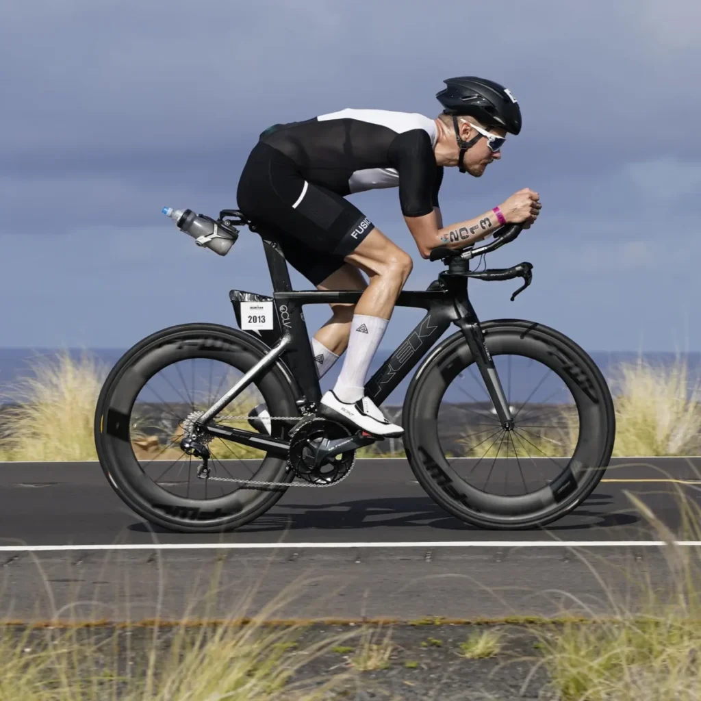 Online coaching med Thomas Lykke Sørensen - Coach Lykke Endurance Thomas Lykke Sørensen på triatloncykel under IRONMAN World Championship på Hawaii – online coaching med erfaring fra Kona